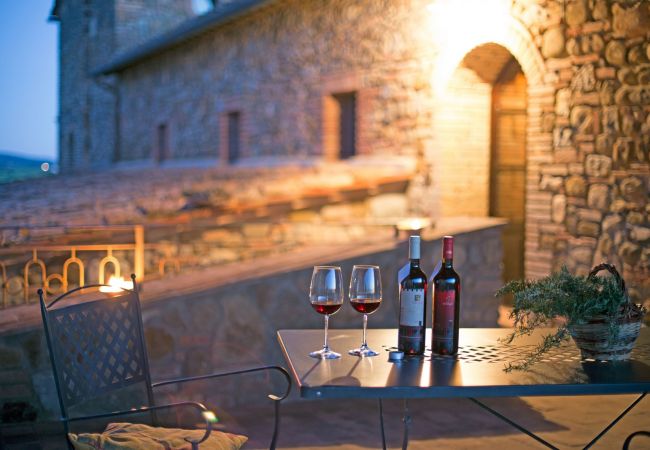 Ferienwohnung in Cinigiano - Typical Stone House looking Banfi Wineries