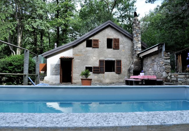 Gîte Rural à Lelgio - Typical, Romantic Tessiner Cottage