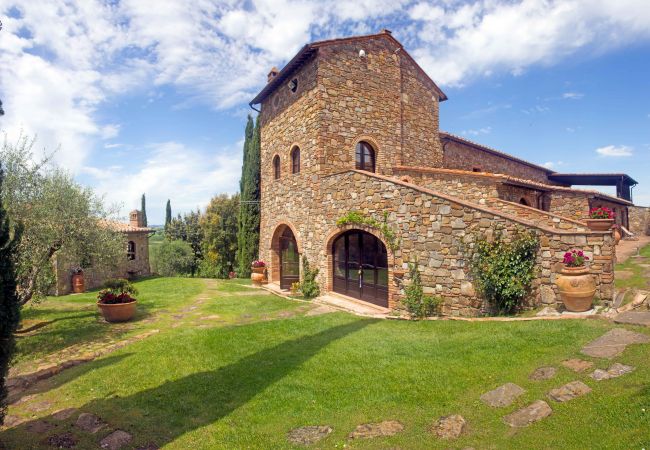 Apartment in Cinigiano - Typical Stone House looking Banfi Wineries