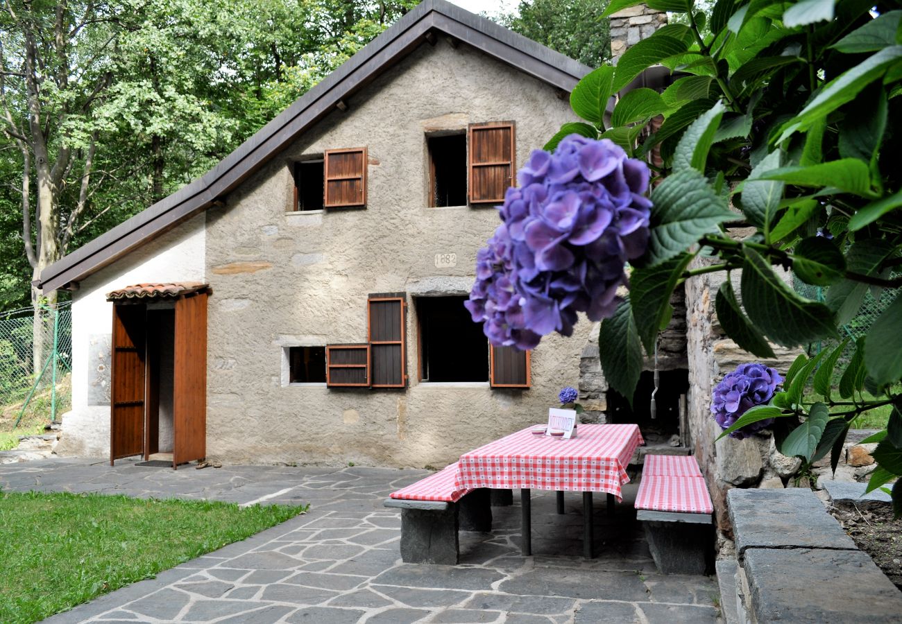 Cottage in Lelgio - Typical, Romantic Tessiner Cottage