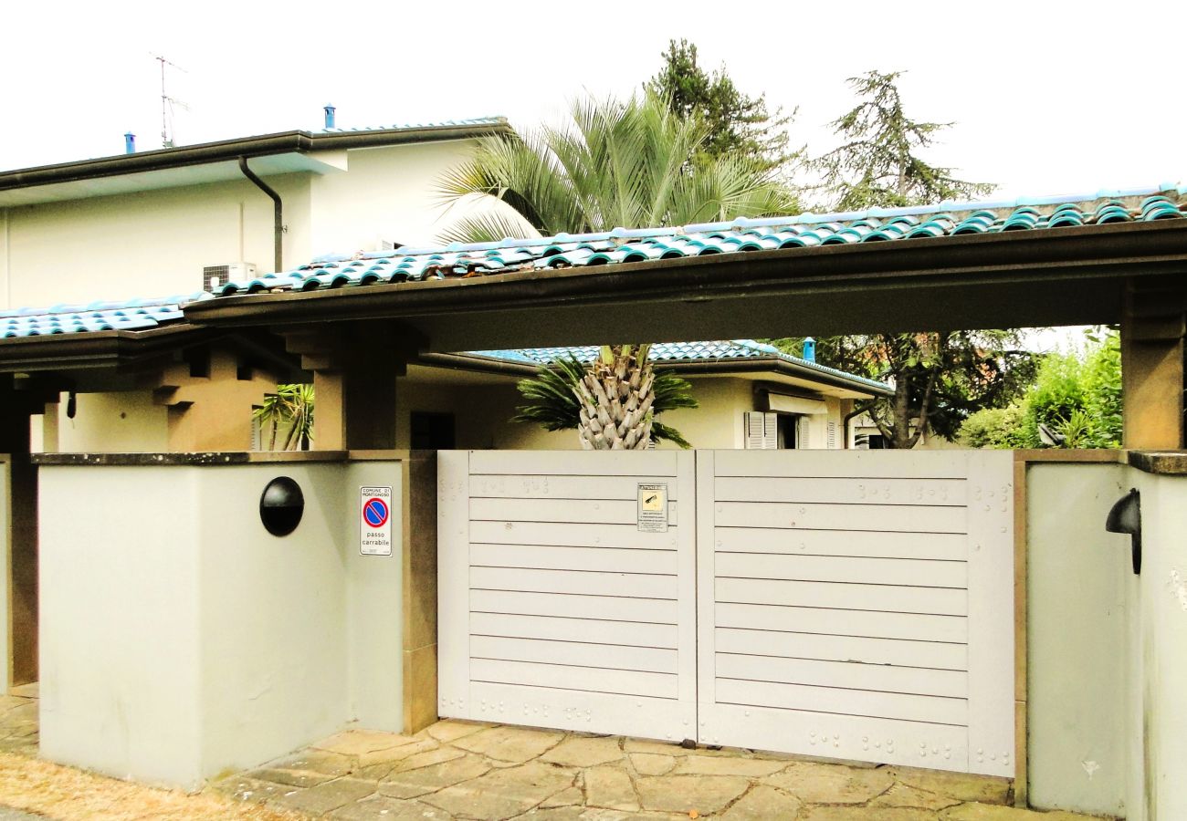 Villa in Cinquale - New Entry: Villa Forte dei Marmi in Versilia