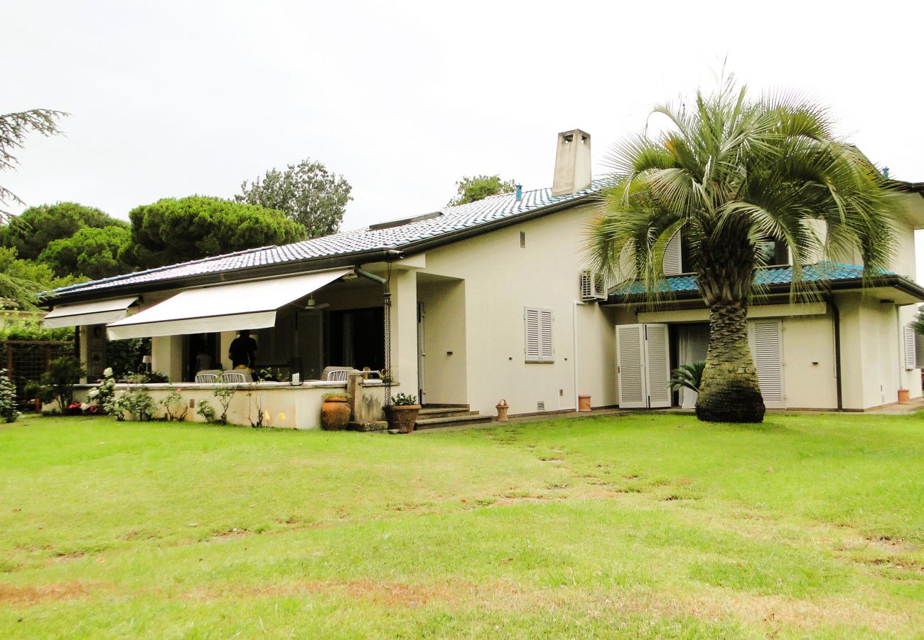 Villa in Cinquale - New Entry: Villa Forte dei Marmi in Versilia