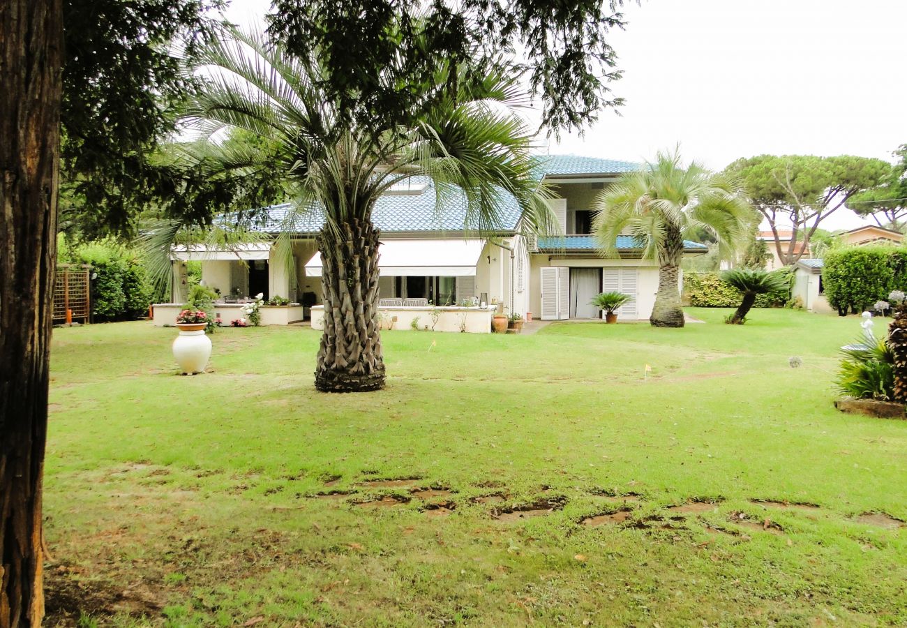 Villa in Cinquale - New Entry: Villa Forte dei Marmi in Versilia