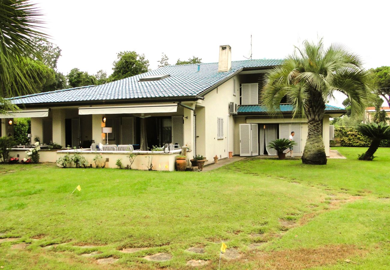 Villa in Cinquale - New Entry: Villa Forte dei Marmi in Versilia
