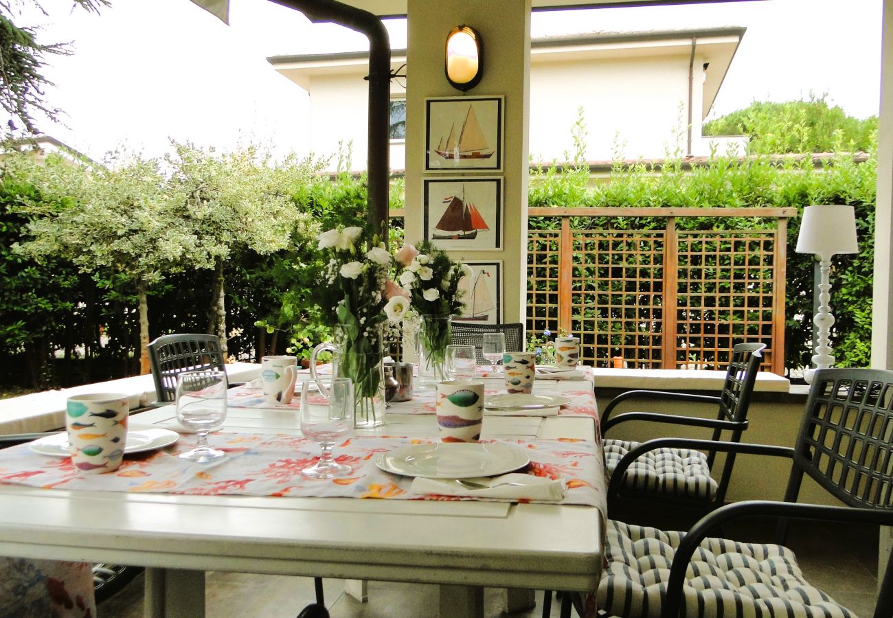 Villa in Cinquale - New Entry: Villa Forte dei Marmi in Versilia